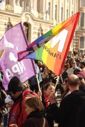 FRANCE - TOULOUSE - MANIFESTATION DU 8 MARS - DEUX DRAPEAUX DU NPA.