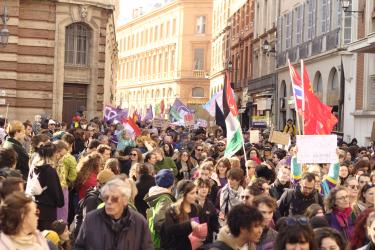 FRANCE - TOULOUSE - MANIFESTATION DU 8 MARS - DRAPEAUX DANS LA RUE LAFAYETTE