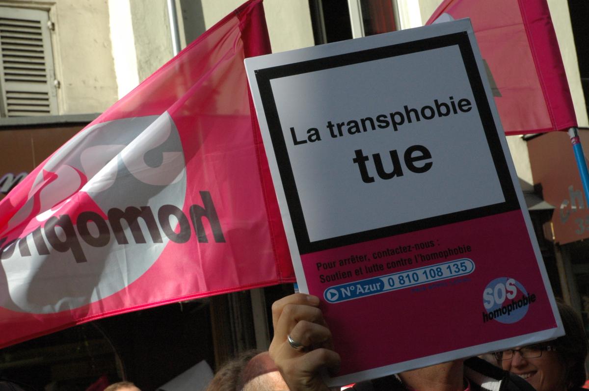 GAYS affiche la transphobie tue