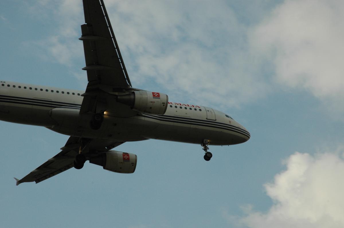 Avion de transport en vol