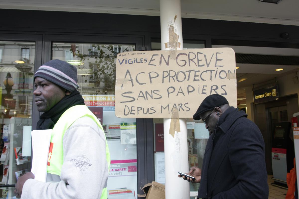 sans-papiers en grève de Monoprix sur le parcours de la manifestation