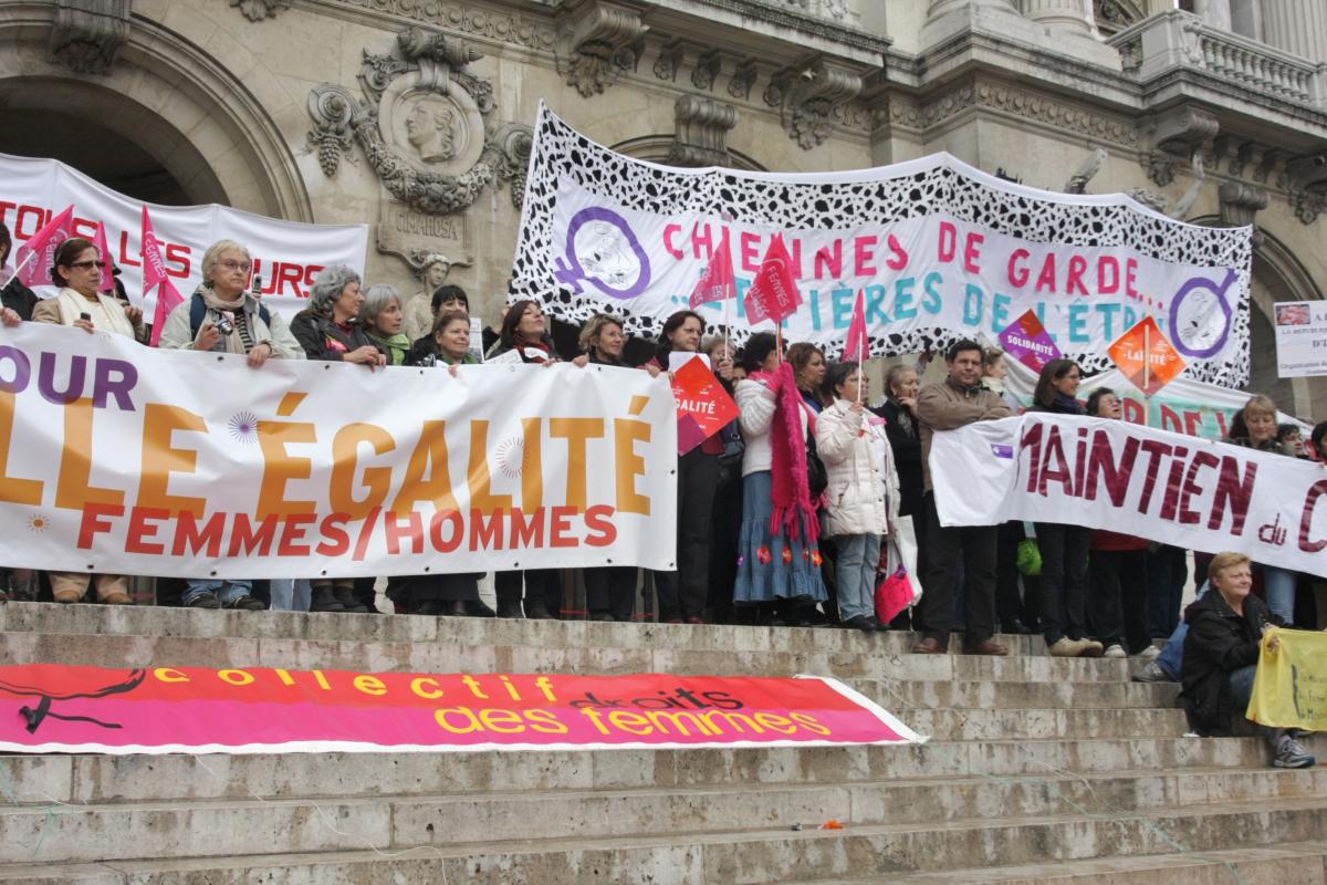 les diverses associations féministes sur les marches de l'Opéra
