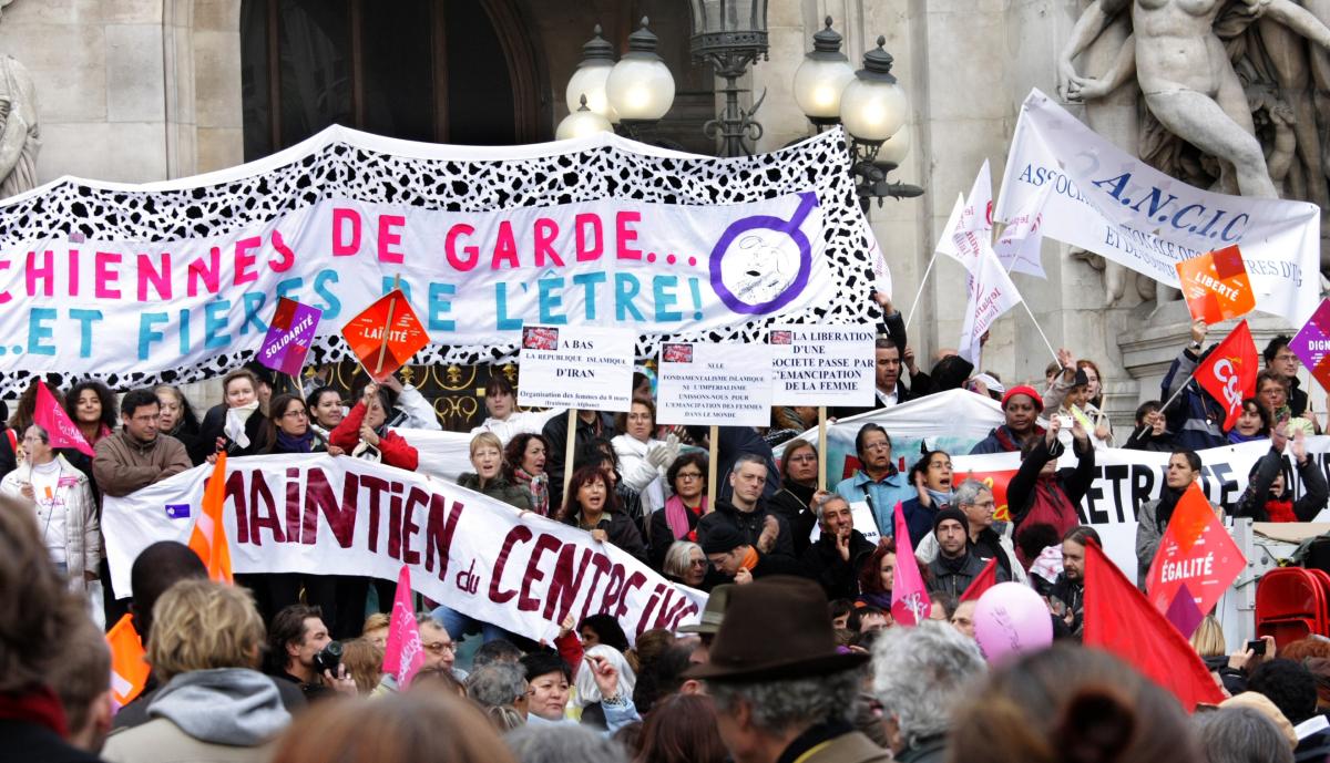 les diverses associations féministes sur les marches de l'Opéra