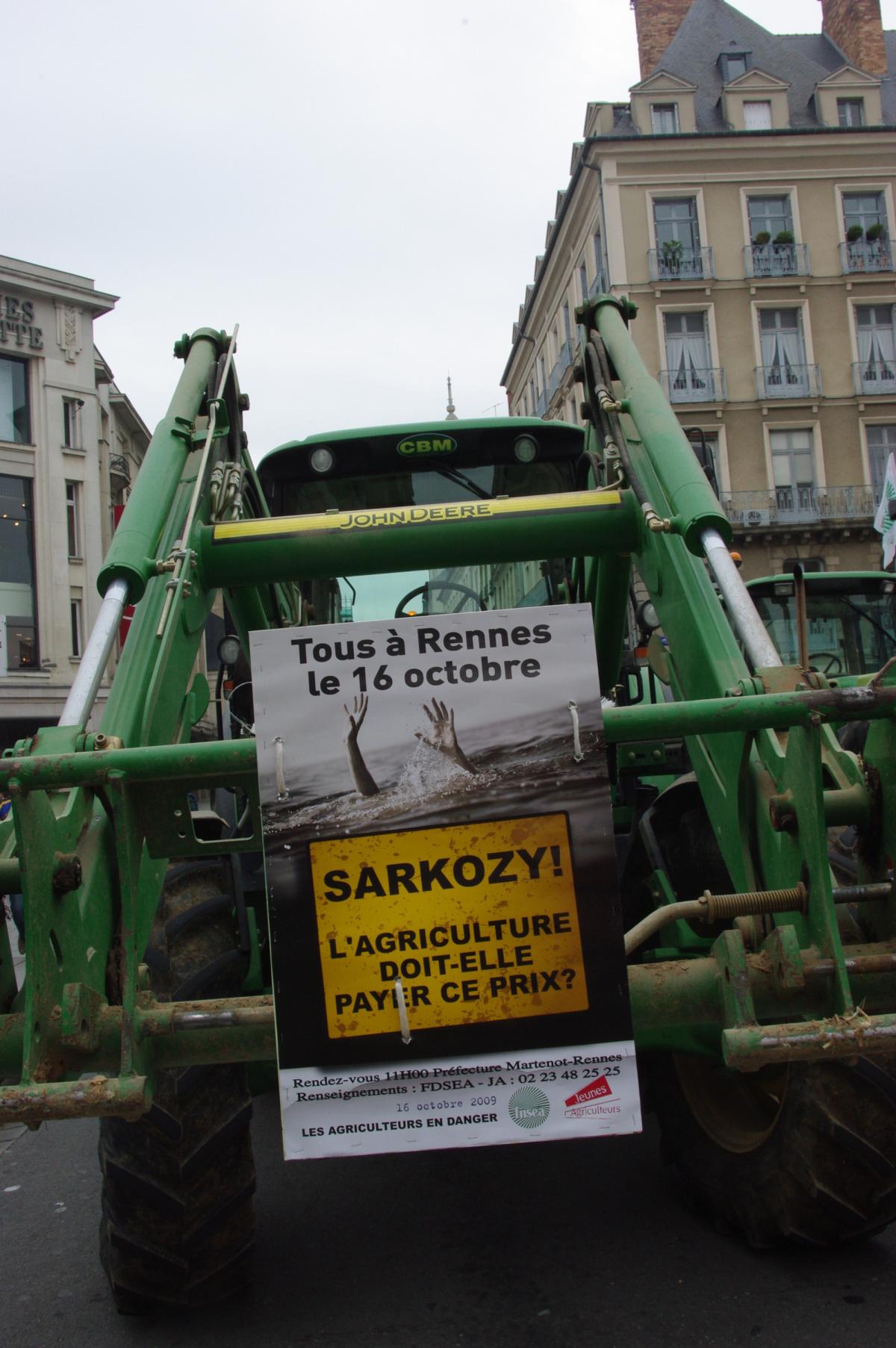 tracteur dans les rues de rennes avec pancarte pour la manifestation