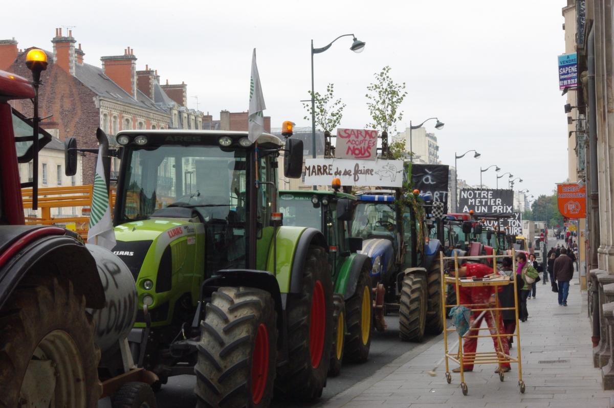 file de tracteurs dans les rues de rennes