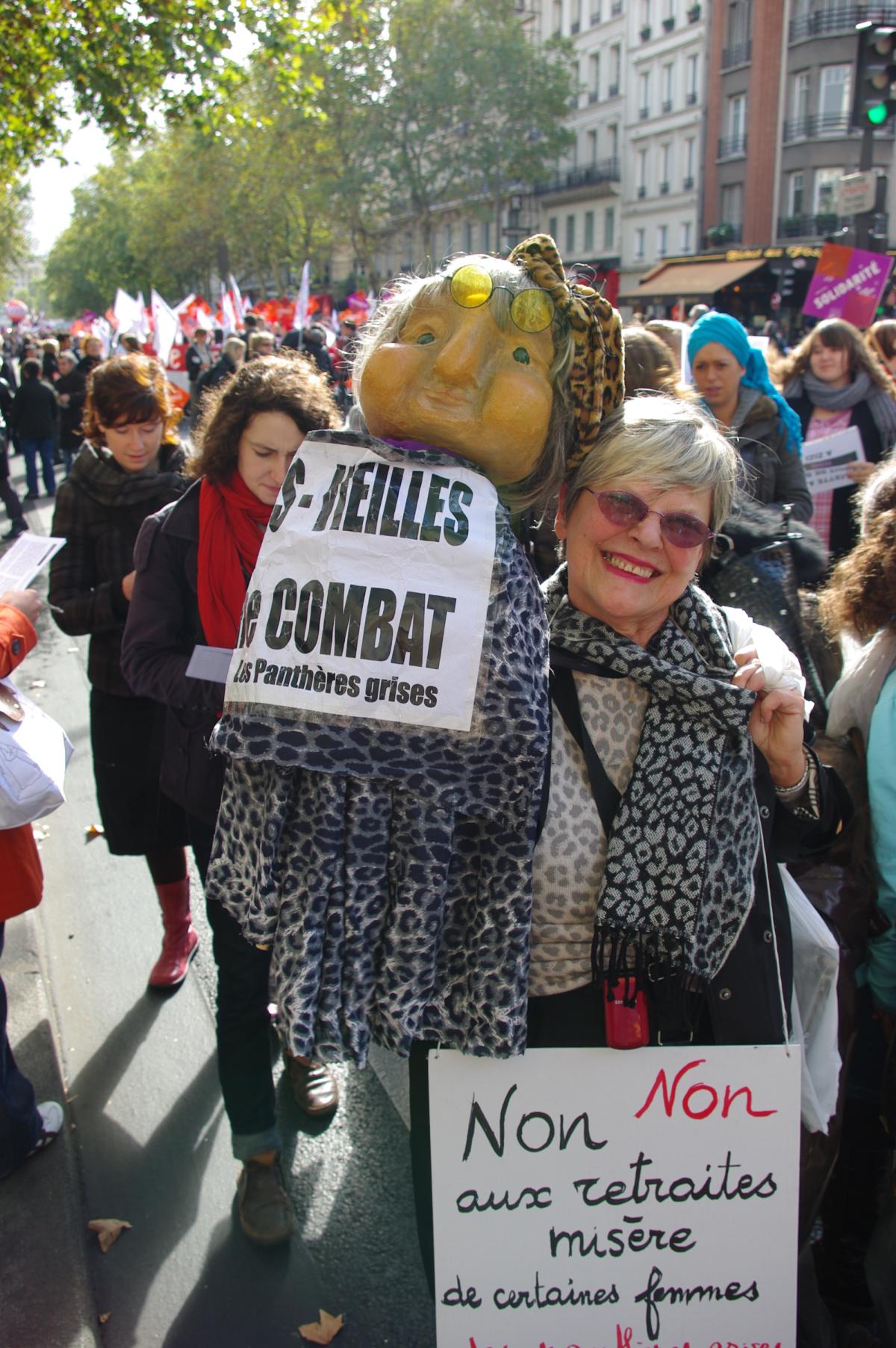 femmes portant une manequin des panthères grises avec une pancarte dénoncant les retraites de misères de certaines femmes