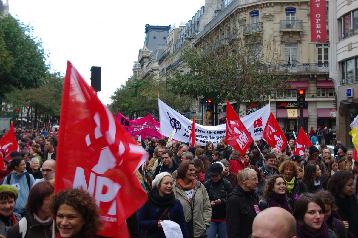 cortége et drapeaux du NPA