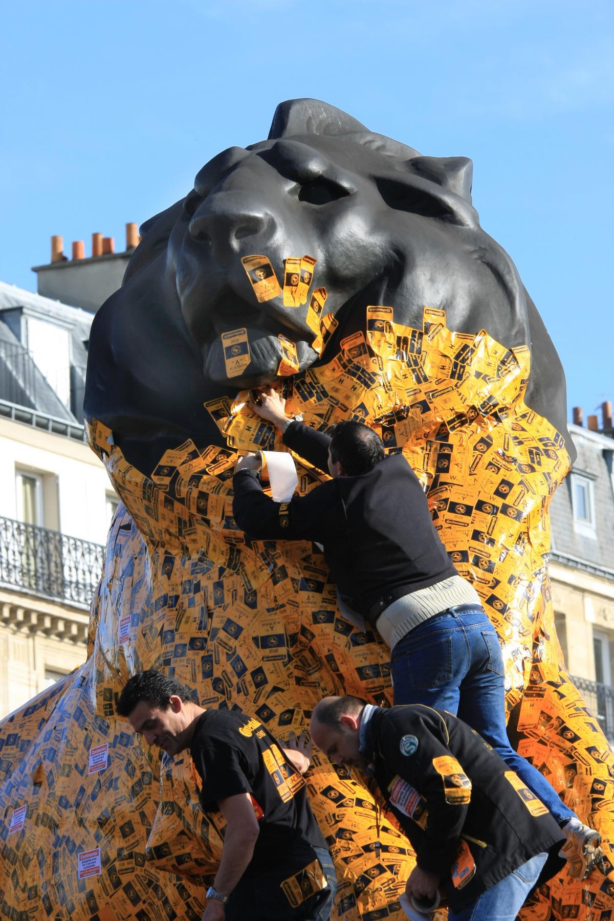 Le lion place Denfert Rochereau badgé par les Continental