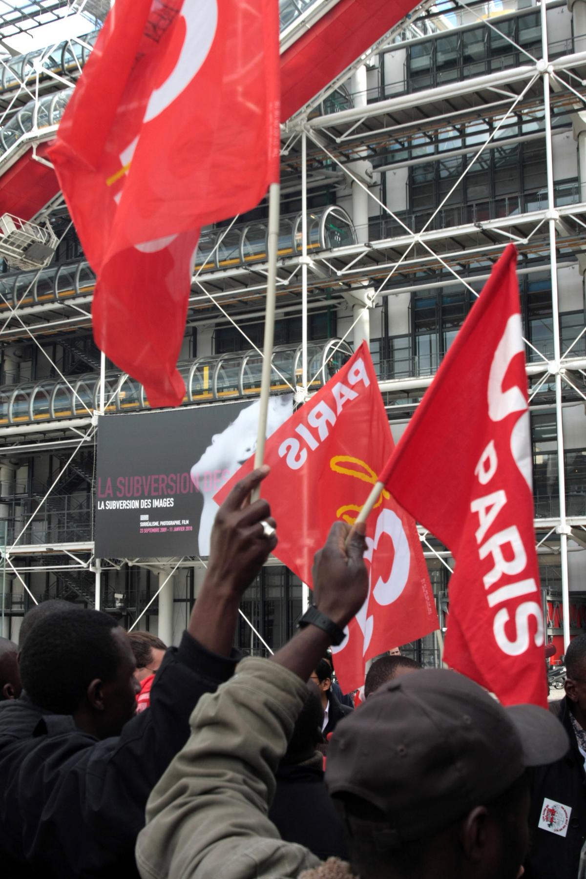 drapeaux CGT sur fond de Centre Pompidou