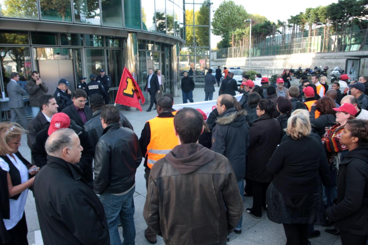 face à l'entrée de TF1