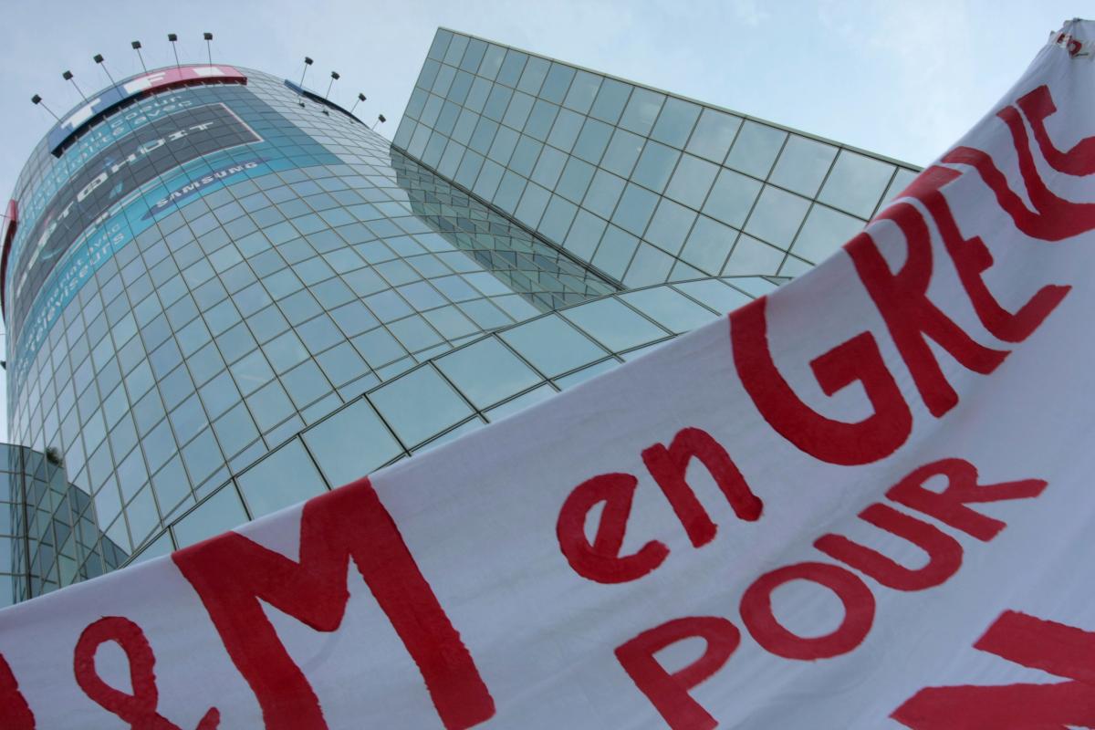 banderole HetM en grève devant le siège deTF1