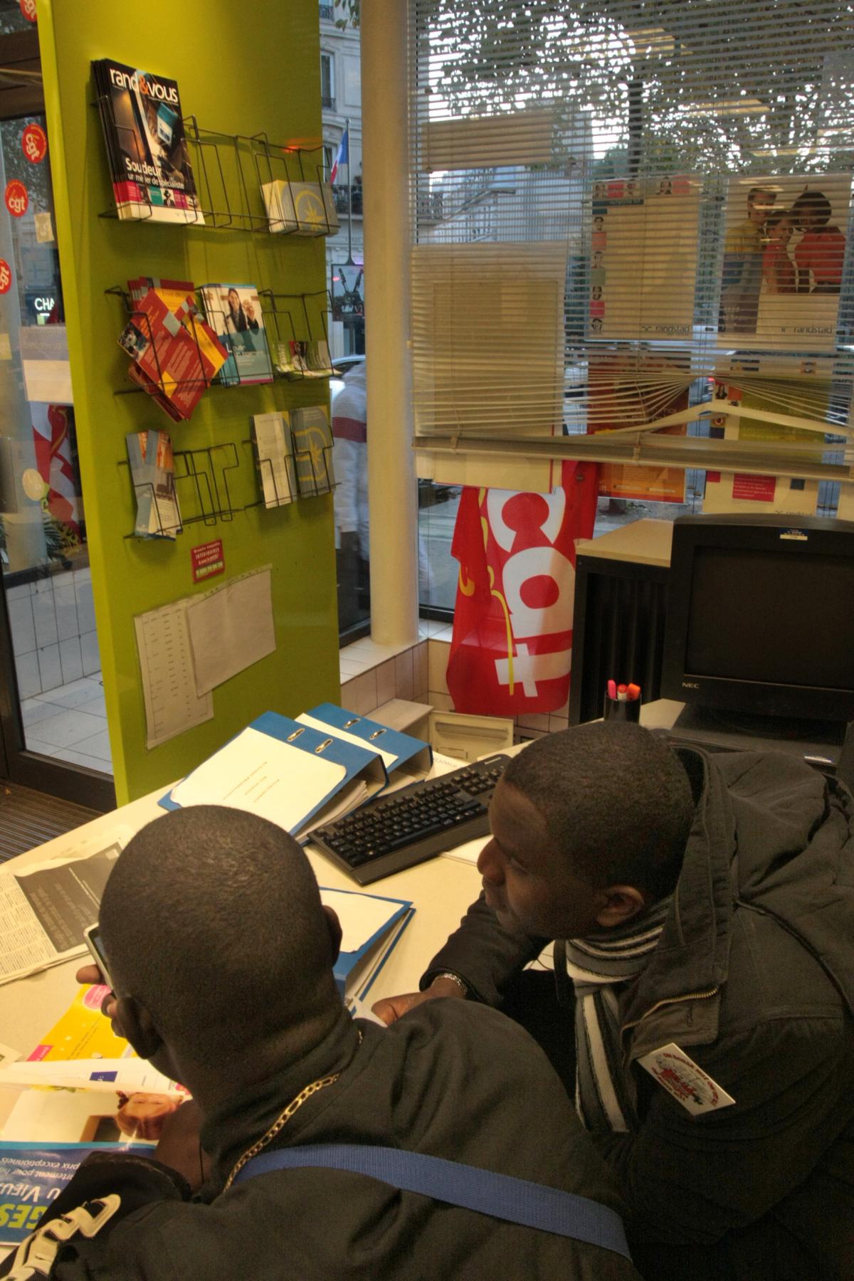 l'accueil de l'agence Randstad assuré par les grévistes