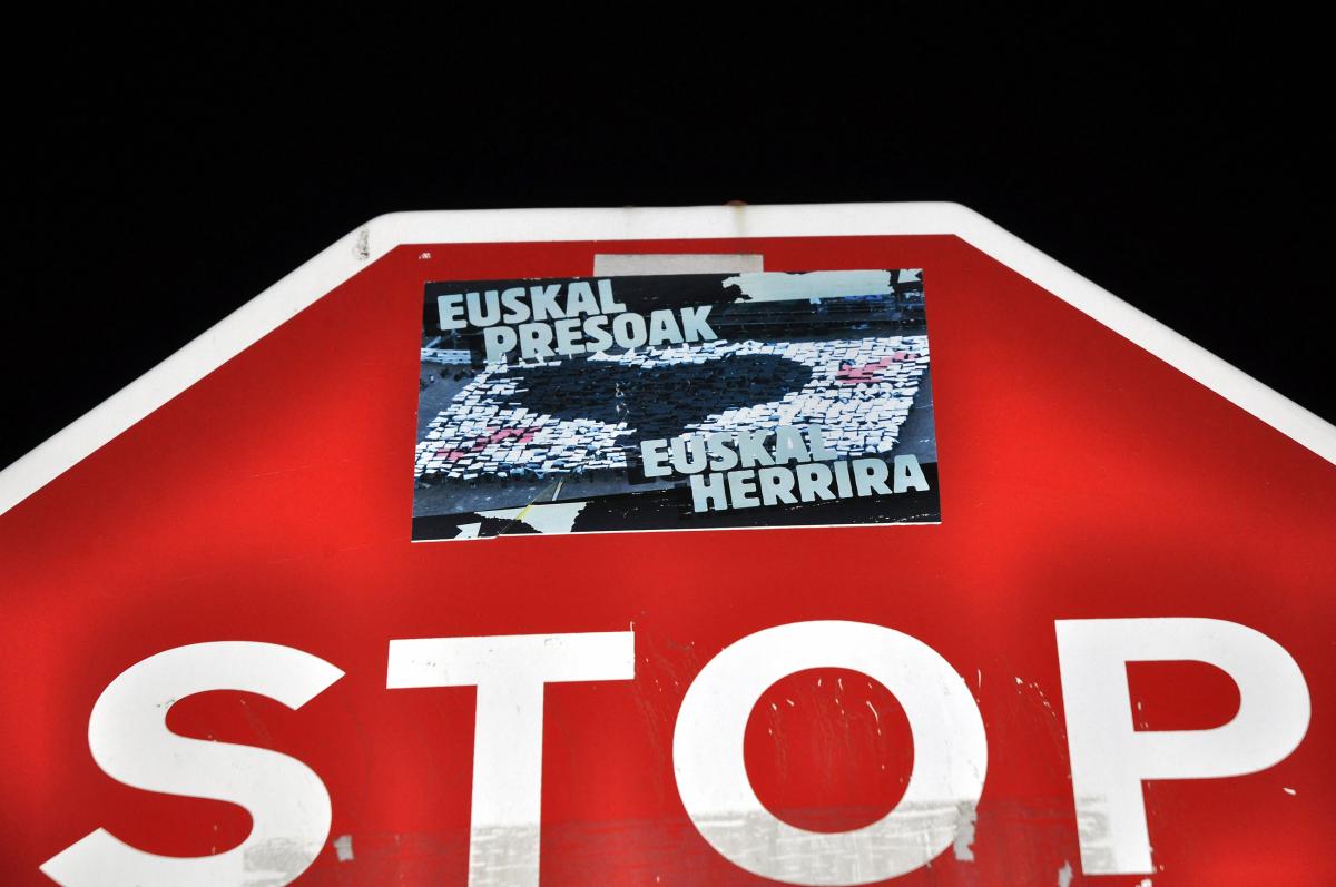 Auto-collant nationaliste en Euskadi (Pays Basque) sur un pan