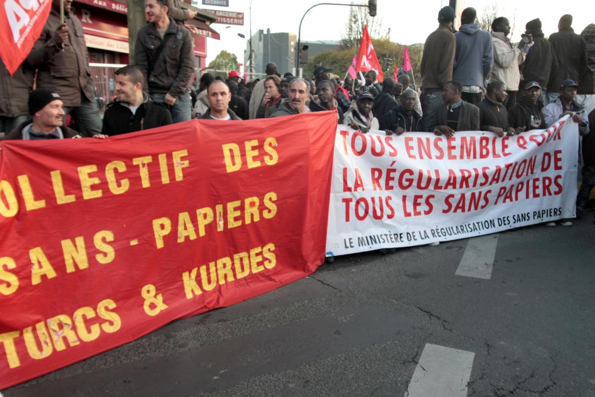 banderole du collectif des turc et kurdes et du ministère de la régularisation