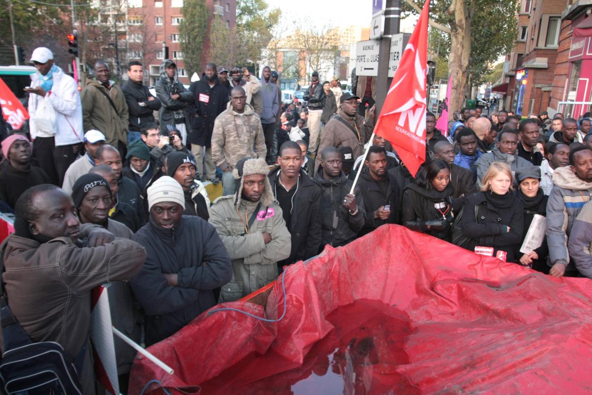 meeting autour d'une benne du chantier du tram