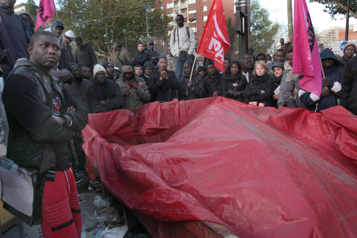 meeting autour d'une benne du chantier du tram