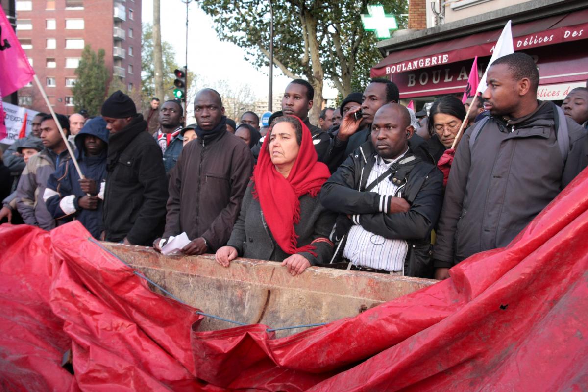 meeting autour d'une benne du chantier du tram