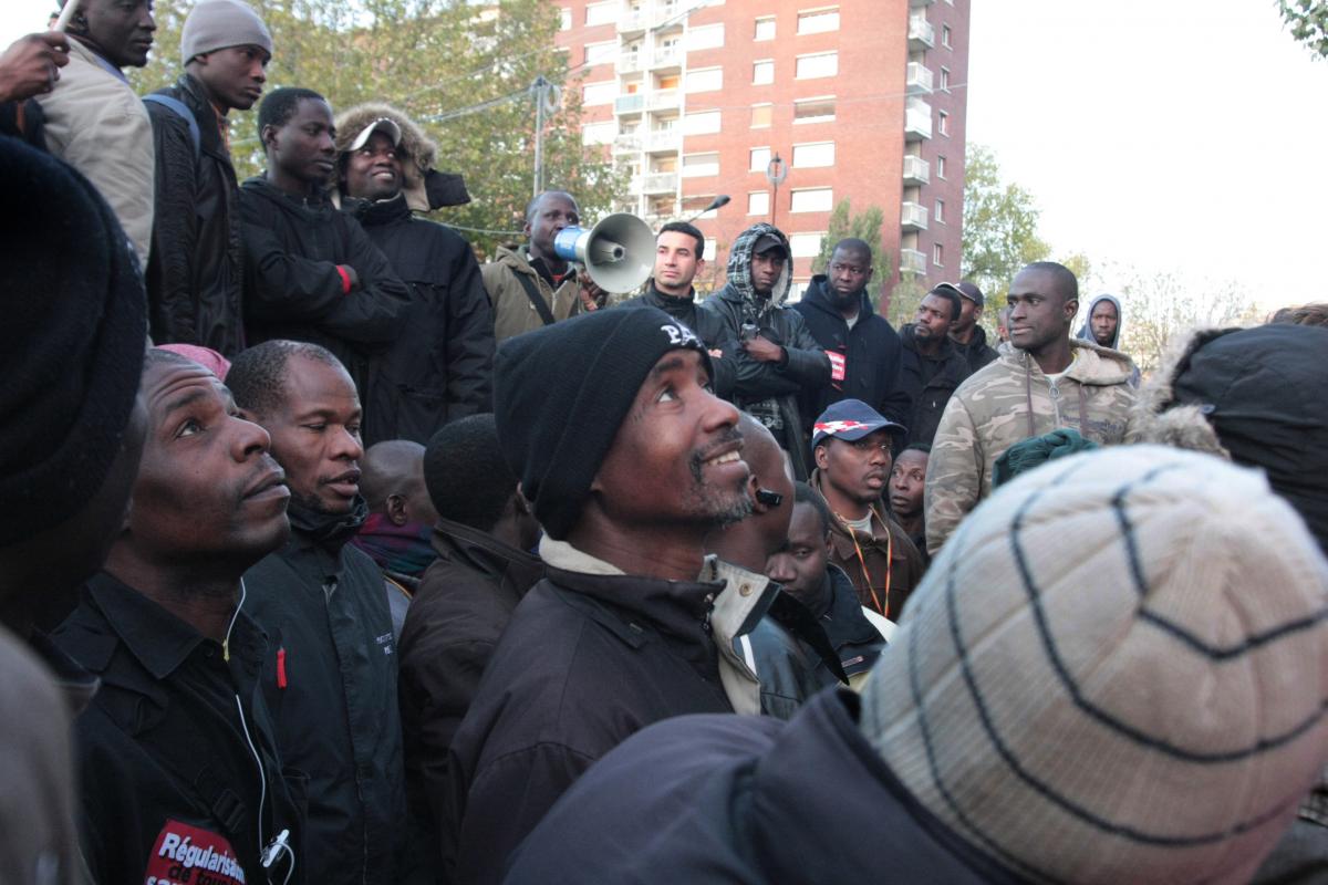 meeting autour d'une benne du chantier du tram