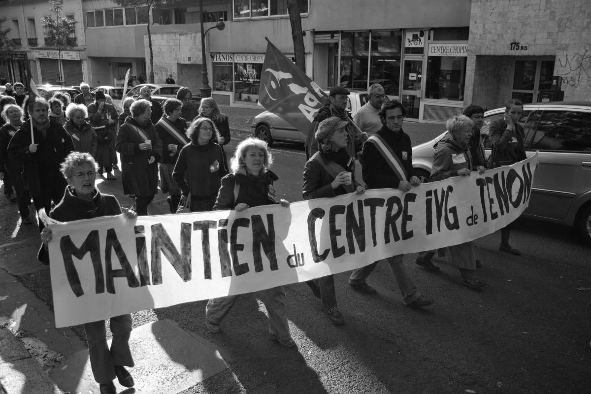 Manifestation unitaire du 14 novembre 2009 pour le maintien du centre IVG de Tenon. Banderolle de tête. @