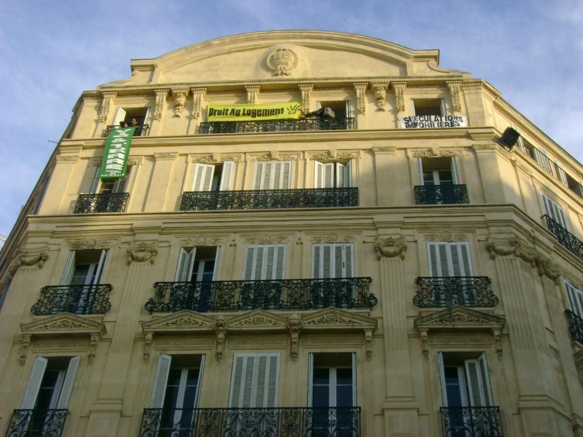 banderoles posées par les locataires qui refusent d'être délogés