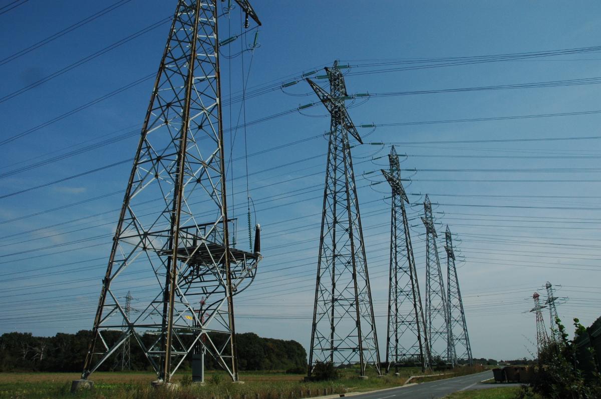 Alignement de Poteau de haute tension électrique ERDF ( Electricité réseau de distribution France).