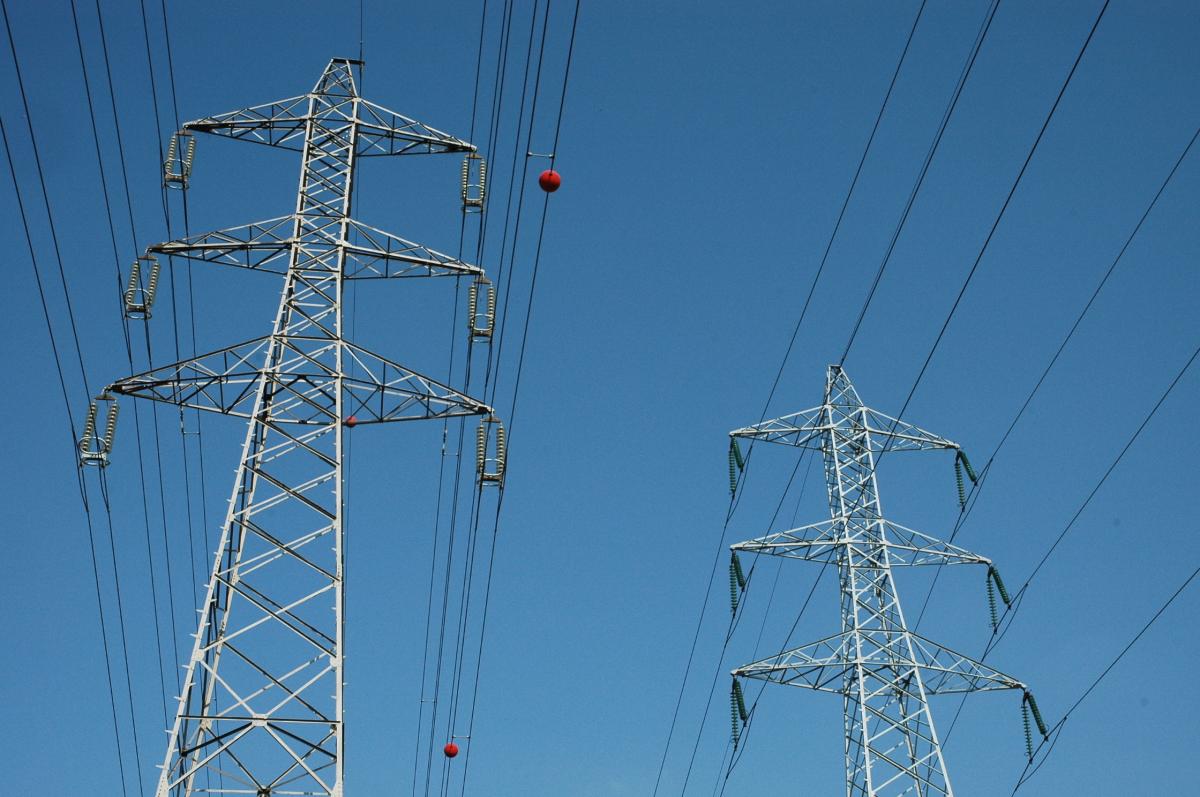 Deux Poteau de haute tension électrique ERDF ( Electricité réseau de distribution France).