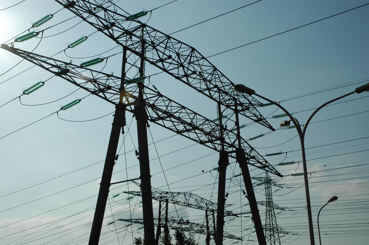Poteau de haute tension électrique ERDF ( Electricité réseau de distribution France).