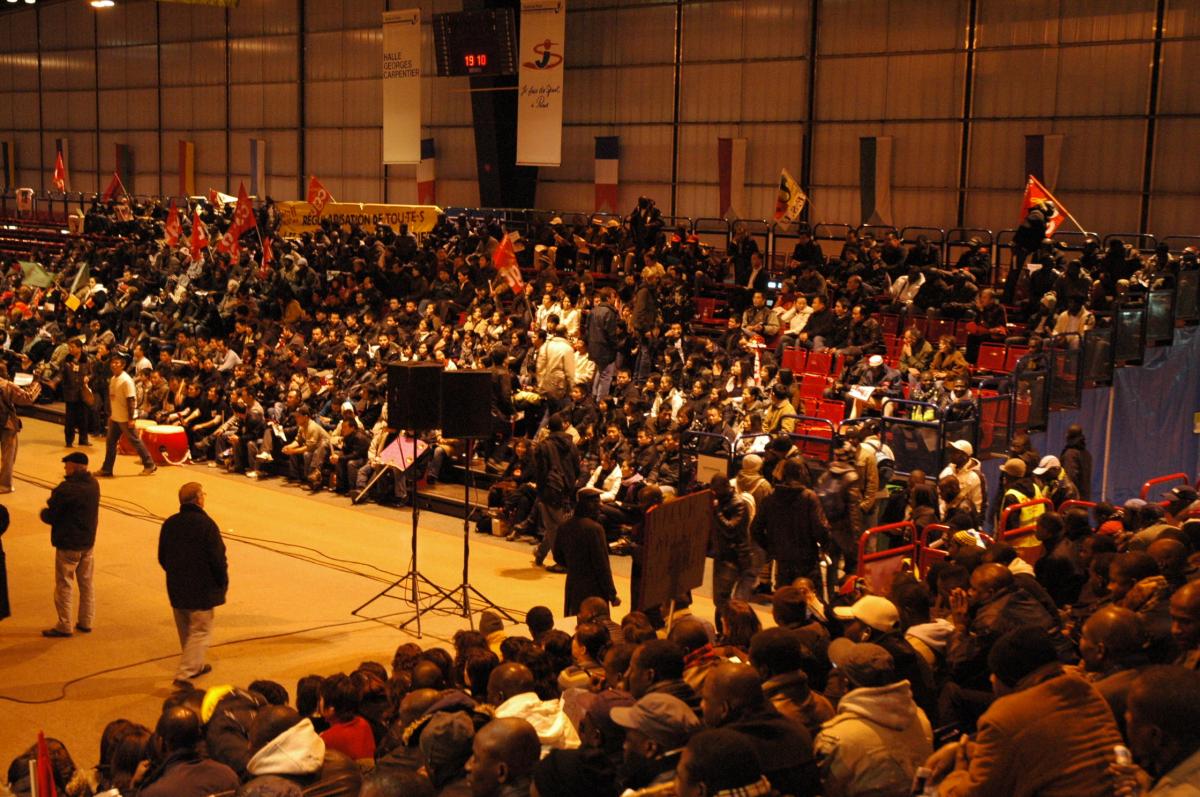 Sans Papiers assis dans les tribunes à la Halle Carpentier Paris 75013
