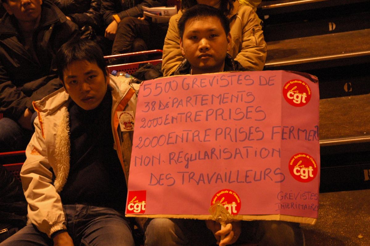 Sans-papiers CHINOIS avec pancarte : 5500 grèvistes