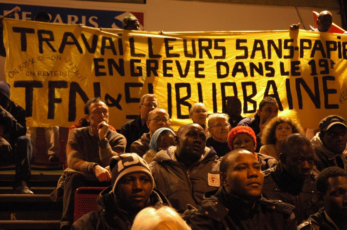 Banderole de sans papiers en grève dans le 19em Paris