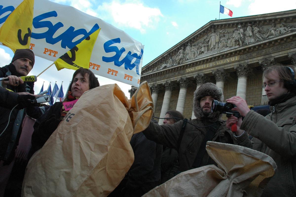 Lancement de sacs postaux devant l'assemblée nationale