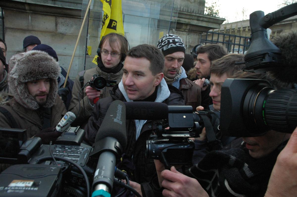 Olivier Besancenot devant les cameras des journalistes.