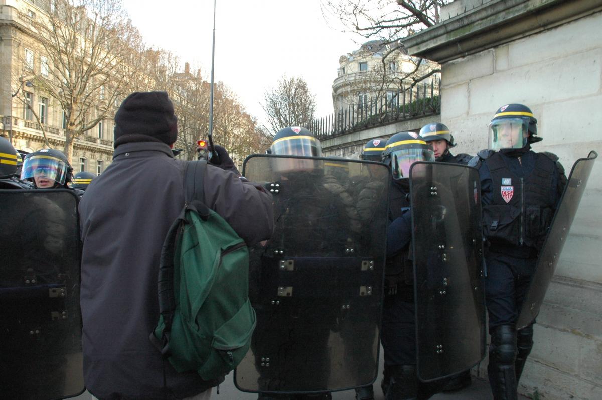 CRS empêchant l'avancée des postiers en manifestation devant l'Assemblée Nationale