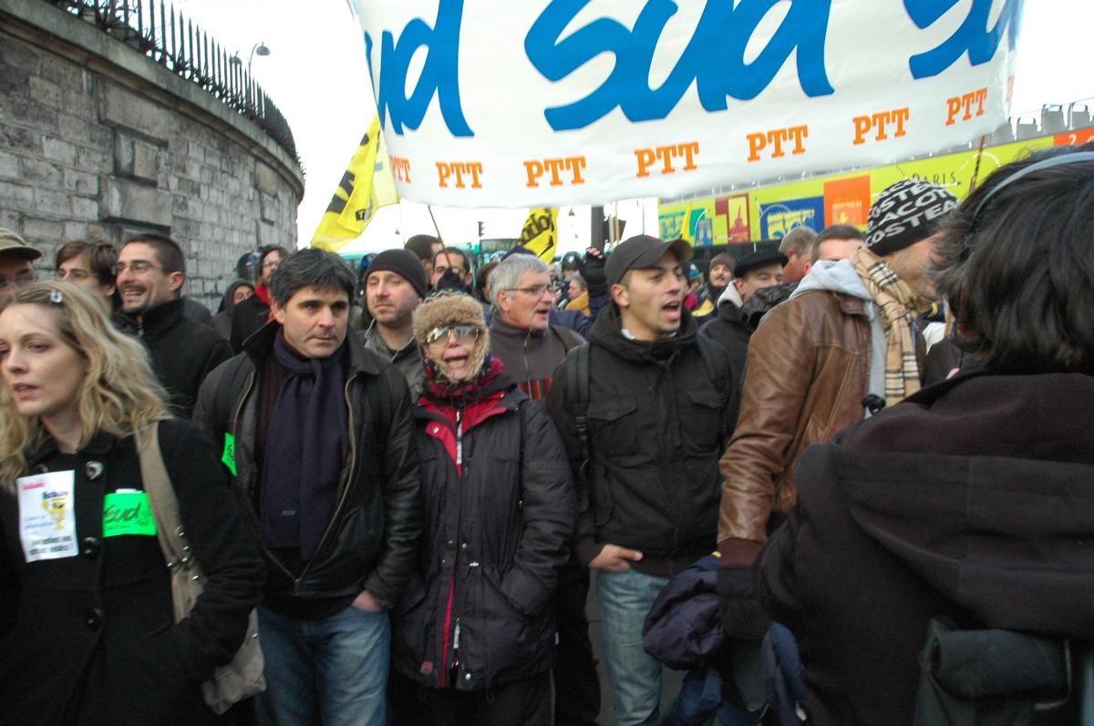 Syndicalistes de SUD PTT et banderole