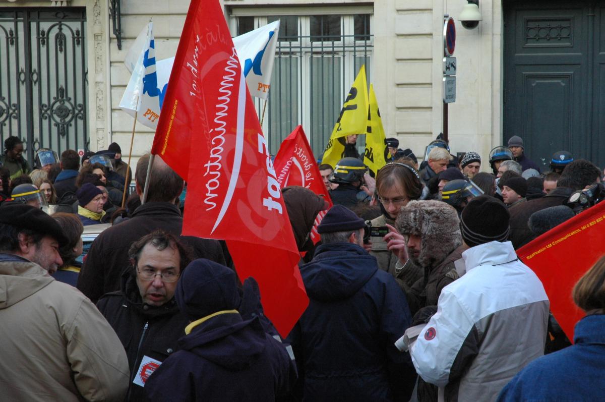 Syndicalistes de SUD PTT et banderolle CGT poste derrière l'assemblée nationale