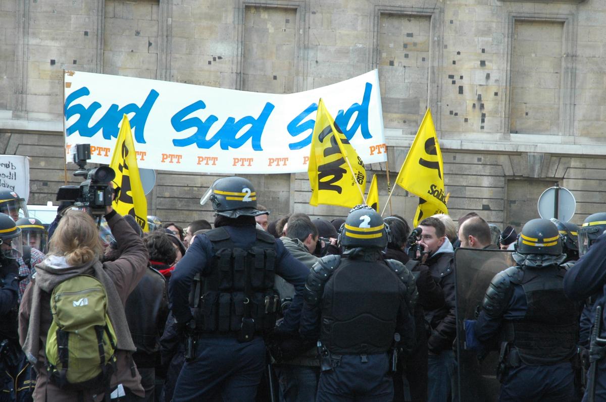 Encerclement de CRS et banderole SUD PTT à l'assemblée nationale