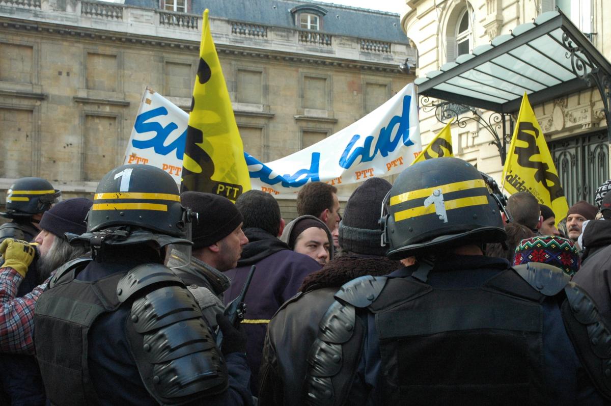 Encerclement de CRS et banderole SUD PTT
