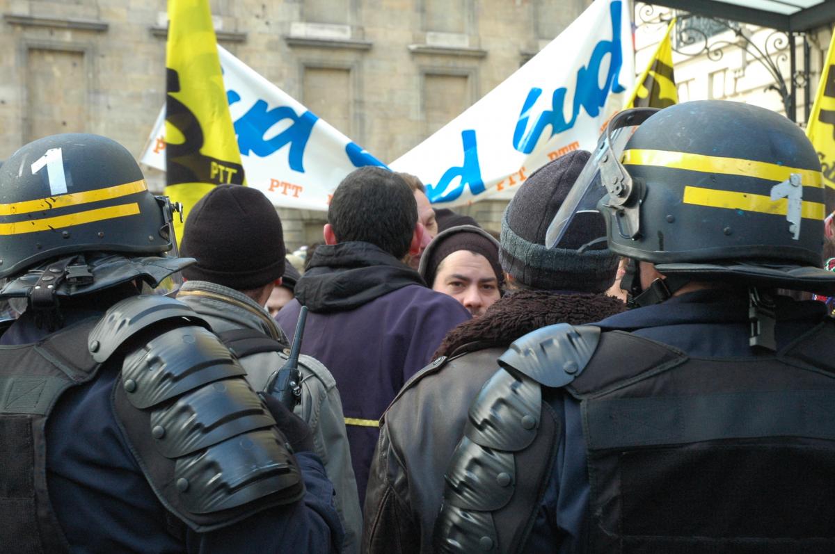 CRS bloquent les syndicalistes de SUD PTT à l'assemblée nationale