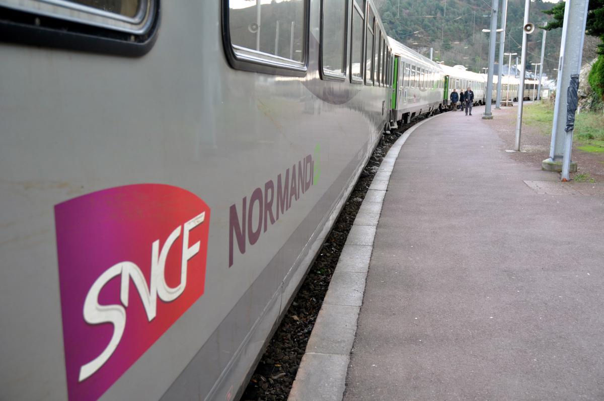 Corail intercités normandie avec le logo SNCF