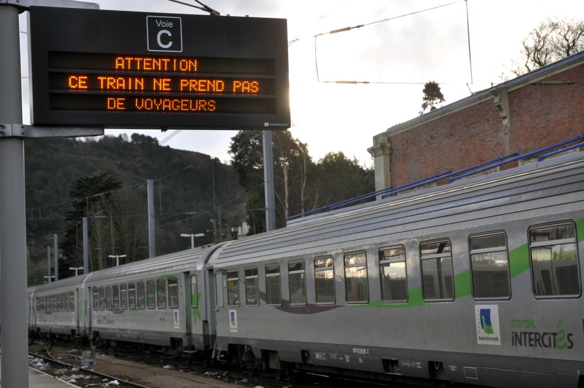 TER en gare + panneau