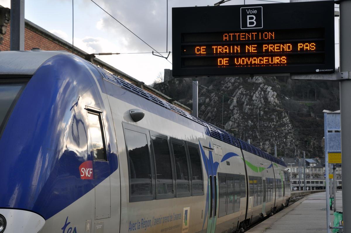 TER en gare panneau Attention ce train ne prend pas de voyageurs