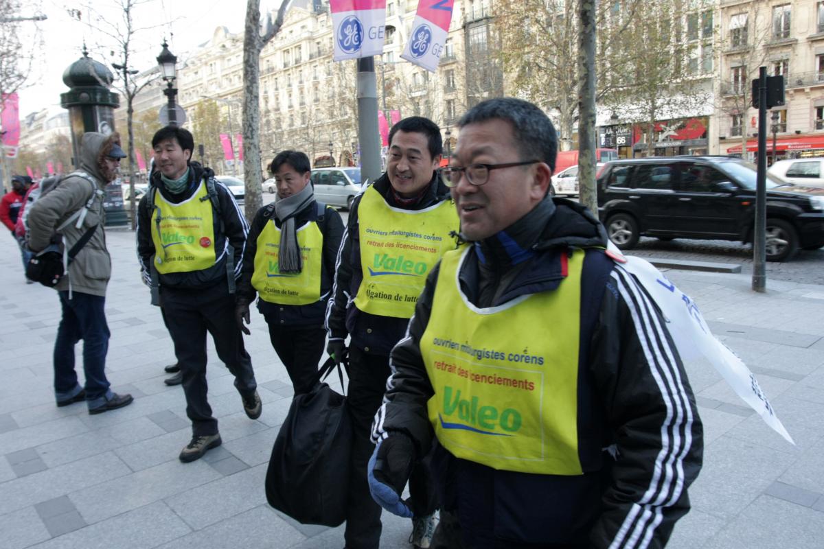 la délégation manifeste sur les Champs-Elysées
