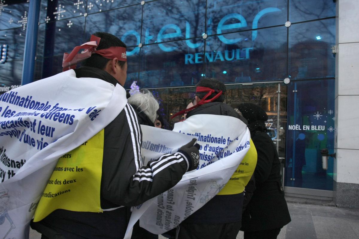 la délégation manifeste sur les Champs-Elysées