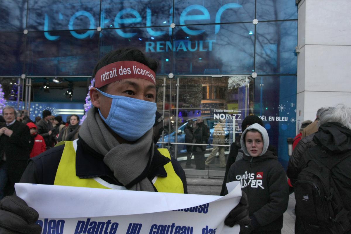 la délégation manifeste sur les Champs-Elysées