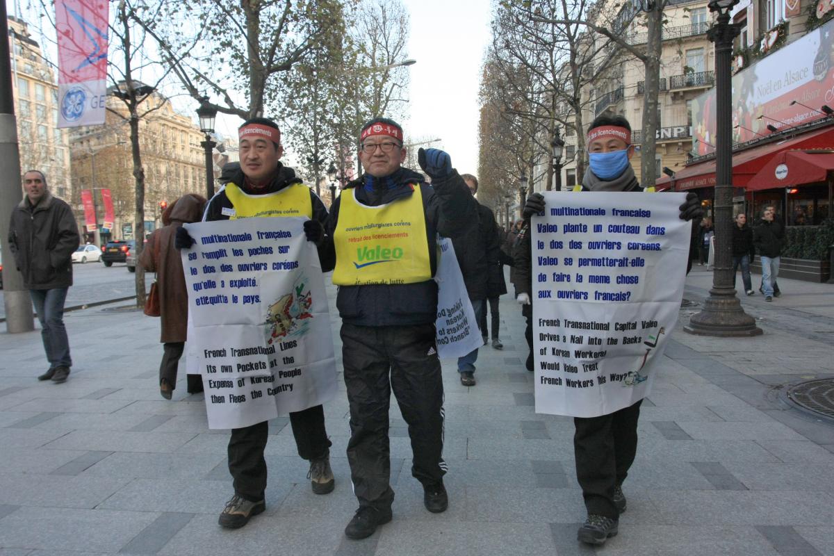 la délégation manifeste sur les Champs-Elysées