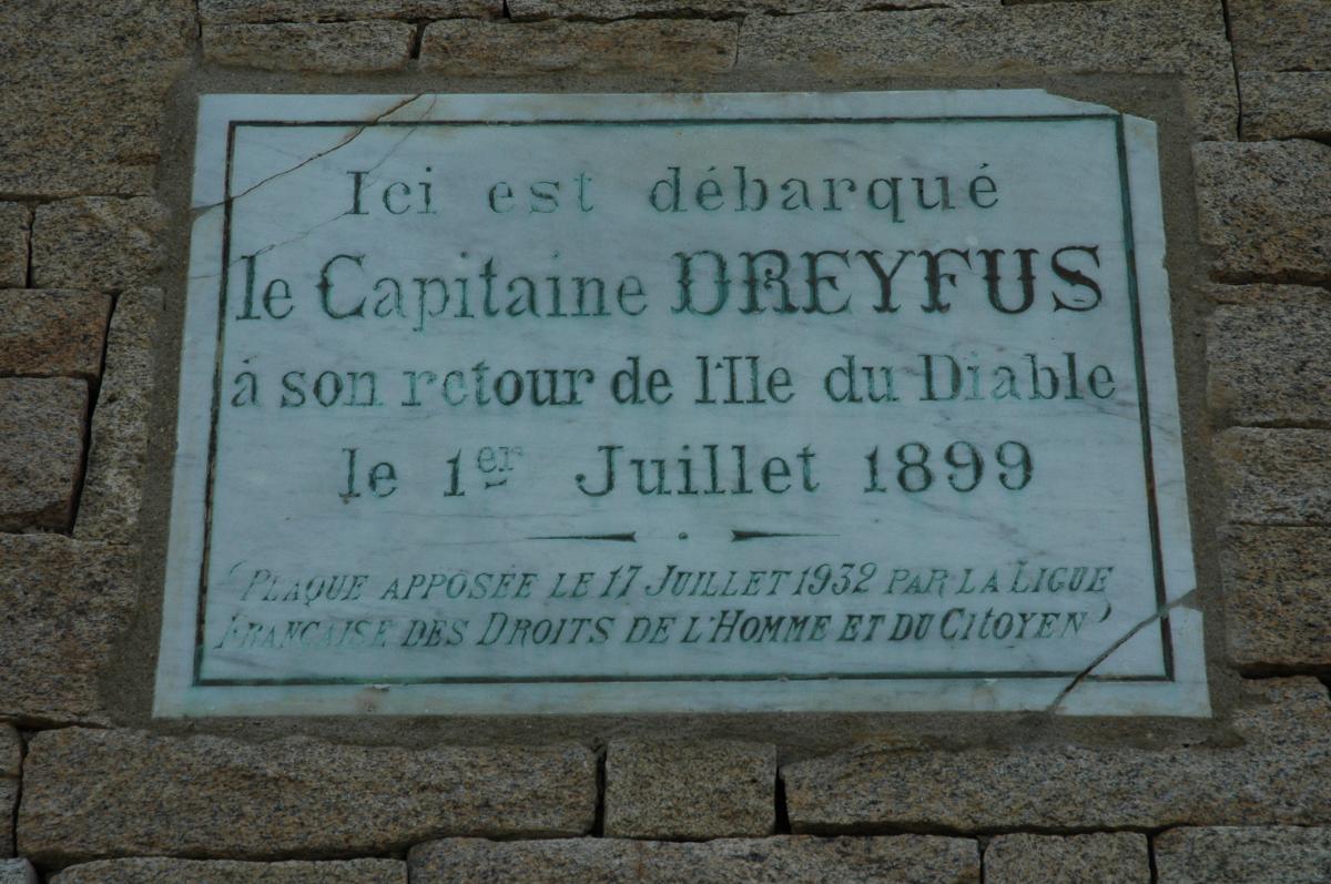 Plaque apposée à Quiberon port Haliguen le17Juillet1932 par la LDH. Retour de l'ile du diable 1er juillet 1899 du capitaine DREYFUS
