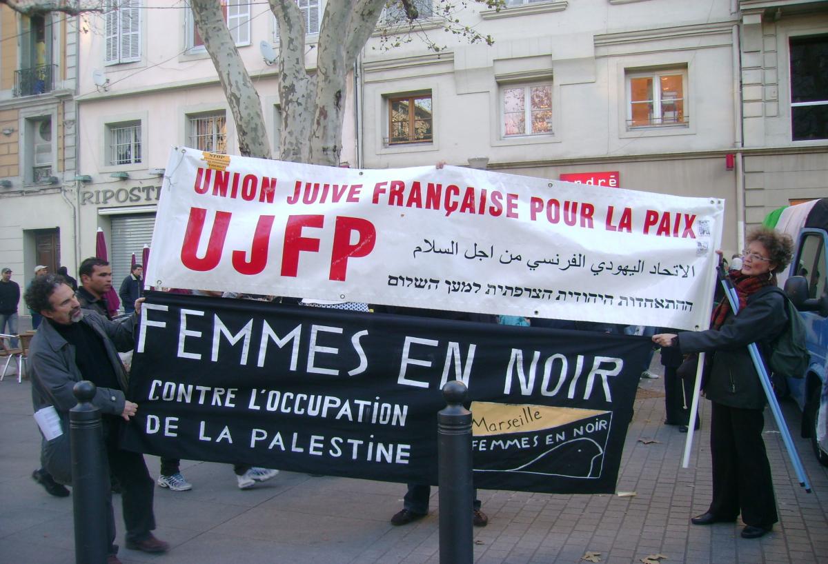 banderolles UJFP et Femme en Noir contre l'occupation de la palestine.