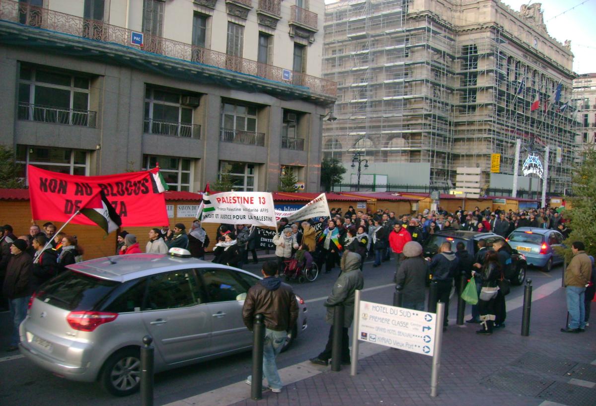 marche toute au long de la canebiere direction le vieux port.