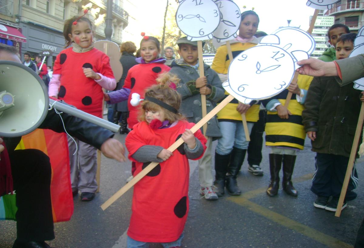 des jeunes déguisés en abeilles et coccinelles participe a la manif