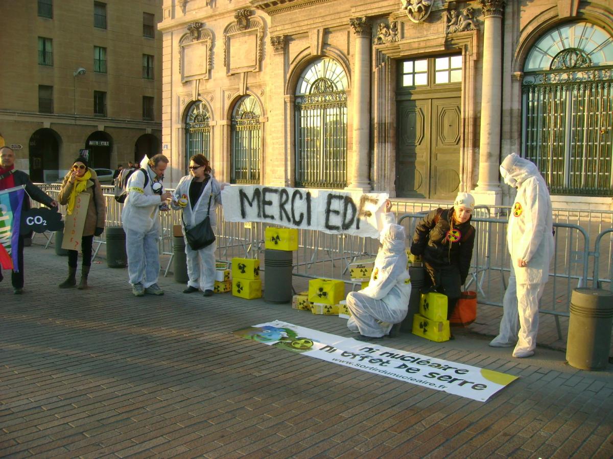 banderole merci EDF - ni nucléaire ni effet de serre